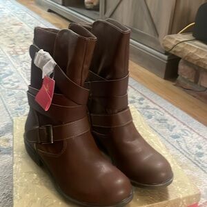 Women’s brown boots